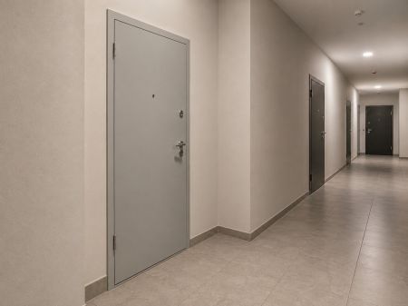 Нужно ли менять входную дверь от застройщика в новостройке